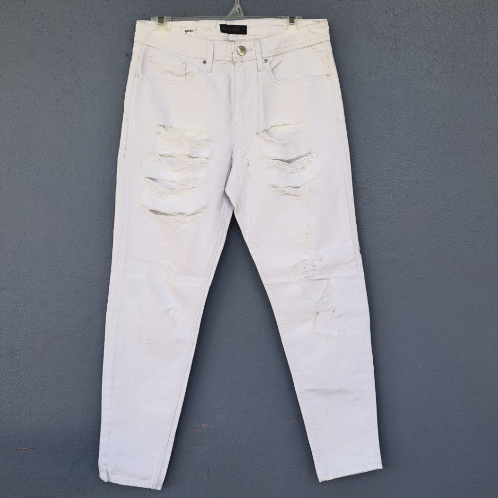 KO KO Ailis ripped jeans size 7 boyfriend fit. Color White it has son steins.